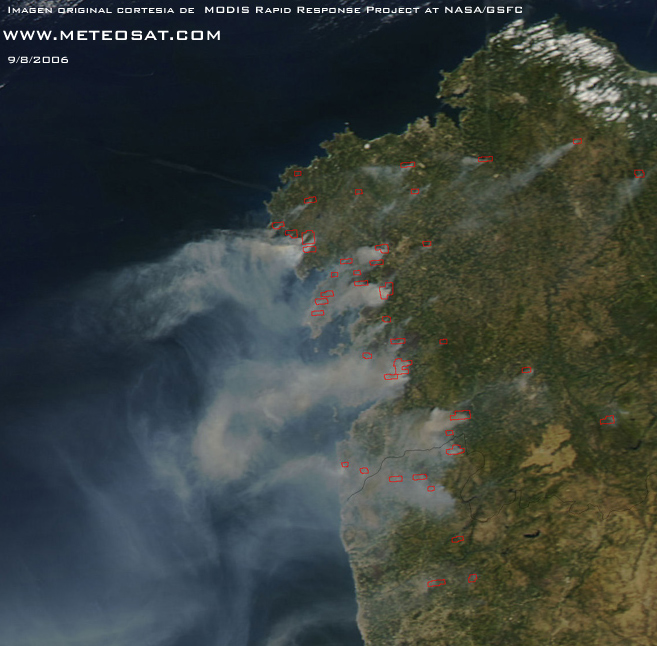 Imagen obtenida por el satélite AQUA de los incendios en Galicia el dia 9 de Agosto de 2006, en la que se observa claramente el humo de los incendios.  El sistema MODIS permite detectar las zonas con anomalias térmicas en la superficie , en la imagen las enmarcadas en rojo.